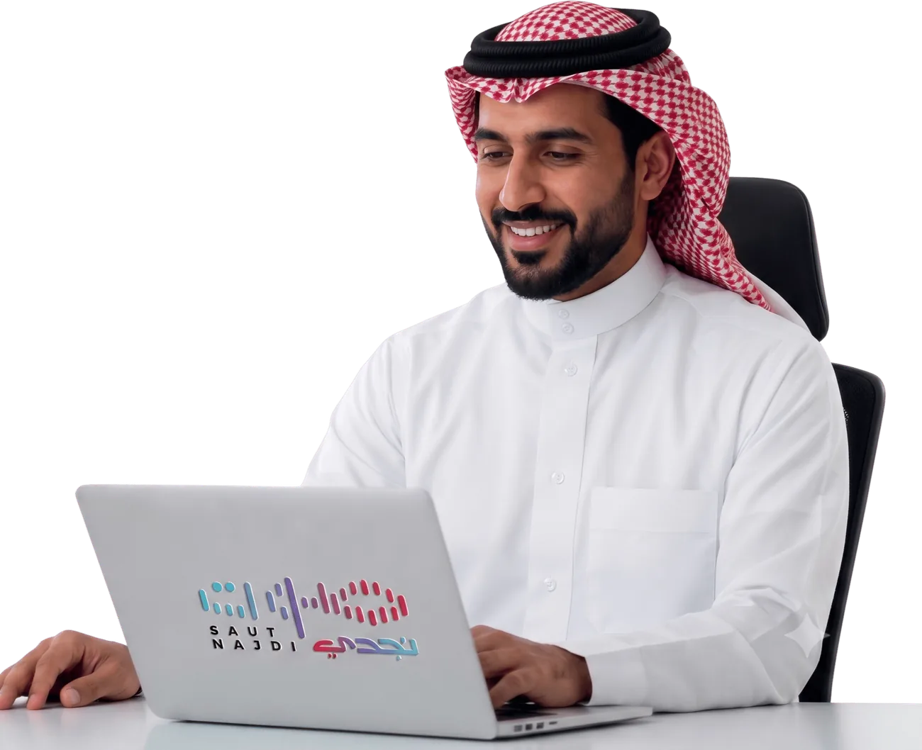 موظف سعودي يبتسم أمام جهاز لابتوب يحمل شعار صوت نجدي